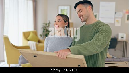 Haus, Dekoration und Paar mit Rahmen für Innenarchitektur, Planung und Renovierung in der Wohnung. Liebe, Dating und Mann und Frau mit Bild für Stockfoto