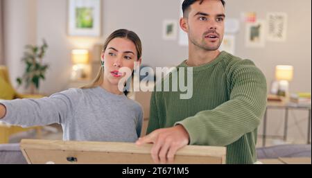 Haus, Umbau und Paar mit Rahmen für Innenarchitektur, Planung und Renovierung in der Wohnung. Liebe, Dating und Mann und Frau mit Bild für Stockfoto