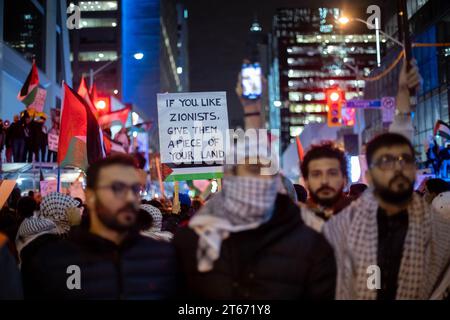 pro-palästinensische Demonstranten vor der israelischen Botschaft in Toronto nach dem Bombenanschlag auf das Krankenhaus in Gaza gesehen (17. Oktober 2023) Stockfoto