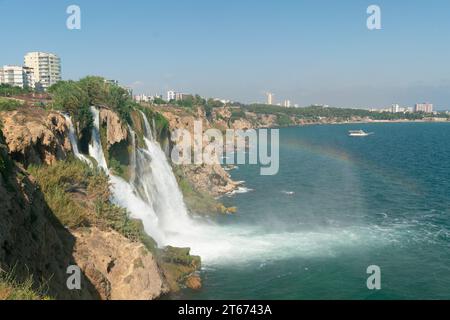 Die Lower Duden Falls fallen von einer felsigen Klippe ab, die aus etwa 40 m in erstaunliche Wasserwolken ins Mittelmeer fällt. Tourismus und Reiseziel ph Stockfoto