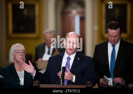 Washington, Usa. November 2023. US-Senator Chris Coons (Demokrat von Delaware) hält am Dienstag, den 7. November, im US-Kapitol in Washington, DC, USA, eine Rede nach dem politischen Mittagessen der Senatsdemokraten. 2023. Foto: Rod Lamkey/CNP/ABACAPRESS.COM Credit: abaca Press/Alamy Live News Stockfoto