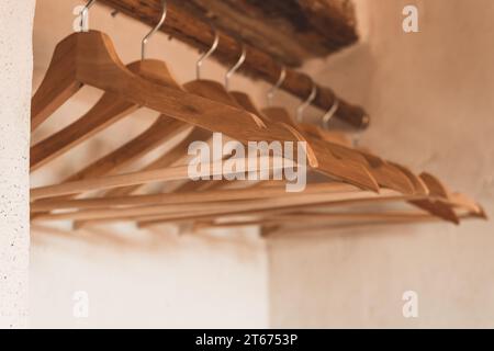 Nahaufnahme leerer Kleiderbügel, die an der Garderobe in einem Raum hängen Stockfoto