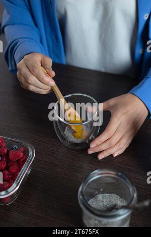 Gesundes veganes Dessert - Chia Pudding mit Mango und Beeren. Hausmannskost. Stockfoto