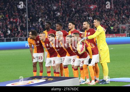 MÜNCHEN, Deutschland. , . Galatasaray Line Up; 1 Muslera Fernando GK, 3 Angelino, 6 Sanchez Davinson, 7 Aktürkoglu Kerem, 9 Icardi Mauro, 14 Zaha Wilfried, 22 Ziyech Hakim, 23 Ayhan Kaan, 34 Torreira Lucas, 42 Bardakci Abdülkerim, 93 Boey Sacha während der UEFA Champions League Goup Ein Spiel zwischen dem FC BAYERN München und GALATASARAY A.S. in der Allianz Arena, dem Stadion München am 08. November. In München (Foto von Arthur THILL/ATP Images) (THILL Arthur/ATP/SPP) Credit: SPP Sport Press Photo. /Alamy Live News Stockfoto