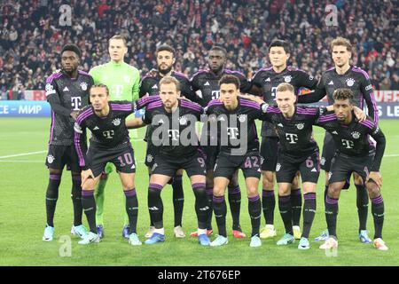 MÜNCHEN, Deutschland. , . FC BAYERN Line-up 1 Manuel NEUER, 2 Dayot UPAMECANO, 3 Minjae KIM, 6 Joshua KIMMICH, 8 Leon GORETZKA, 9 Harry KANE, 10 Leroy SANÉ, Sane, 11 Kingsley COMAN, 19 Alphonso DAVIES, 40 Noussair MAZRAOUI, 42 Jamal MUSIALA, während der UEFA Champions League Goup Ein Spiel zwischen dem FC BAYERN München und GALATASARAY A.S. in der Allianz Arena, dem Stadion München am 08. November. In München (Foto von Arthur THILL/ATP Images) (THILL Arthur/ATP/SPP) Credit: SPP Sport Press Photo. /Alamy Live News Stockfoto