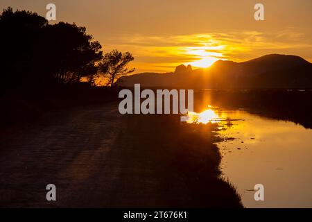 Wunderschöner Sonnenuntergang am Strand von SES Salines auf Ibiza, Spanien. Stockfoto