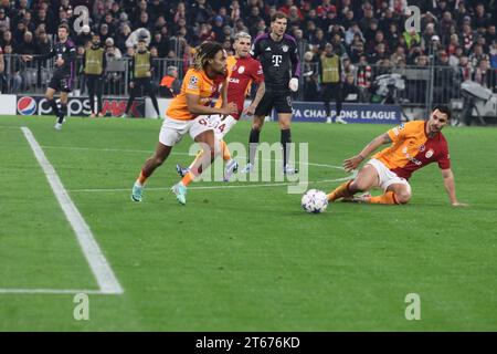 MÜNCHEN, Deutschland. , . 93 Boey Sacha und 23 Ayhan Kaan während der UEFA Champions League Goup Ein Spiel zwischen dem FC BAYERN München und GALATASARAY A.S. in der Allianz Arena, dem Stadion München am 08. November. In München (Foto von Arthur THILL/ATP Images) (THILL Arthur/ATP/SPP) Credit: SPP Sport Press Photo. /Alamy Live News Stockfoto