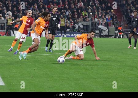 MÜNCHEN, Deutschland. , . 93 Boey Sacha und 23 Ayhan Kaan während der UEFA Champions League Goup Ein Spiel zwischen dem FC BAYERN München und GALATASARAY A.S. in der Allianz Arena, dem Stadion München am 08. November. In München (Foto von Arthur THILL/ATP Images) (THILL Arthur/ATP/SPP) Credit: SPP Sport Press Photo. /Alamy Live News Stockfoto