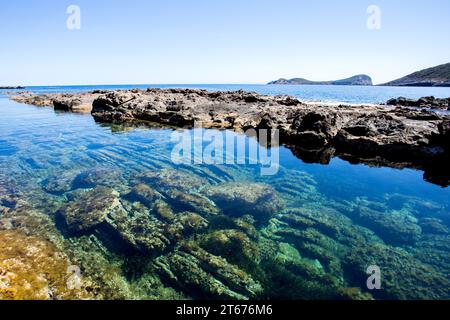 Überreste eines antiken phönizischen Hafens im Gebiet Pou des Lleo auf der Insel Ibiza. Stockfoto