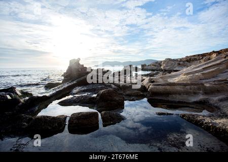 Wunderschöner Sonnenuntergang am Sses salines Strand in Ibiza, Spanien. Stockfoto