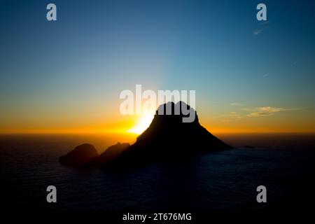 Wunderschöner Sonnenuntergang am Strand Cala d'hort auf Ibiza, Spanien. Stockfoto