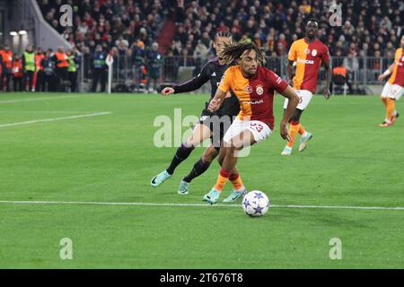 MÜNCHEN, Deutschland. , . 93 Boey Sacha, 10 Leroy SANÉ, Sane während der UEFA Champions League Goup Ein Spiel zwischen dem FC BAYERN München und GALATASARAY A.S. in der Allianz Arena, dem Stadion München am 08. November. In München (Foto von Arthur THILL/ATP Images) (THILL Arthur/ATP/SPP) Credit: SPP Sport Press Photo. /Alamy Live News Stockfoto