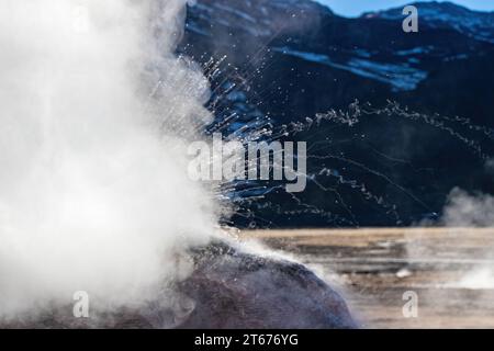 Dampf und kochendes Wasser sprudelten am frühen Morgen aus einem Geysirkegel auf dem Geysirfeld El Tatio im Norden Chiles. Stockfoto