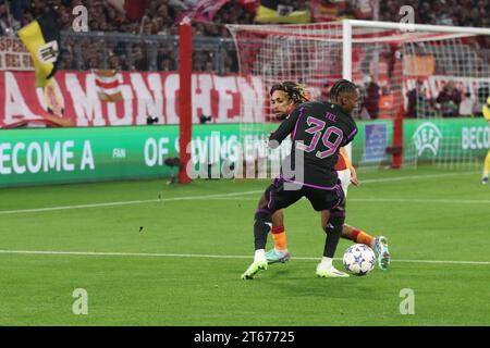 MÜNCHEN, Deutschland. , . 93 Boey Sacha gegen 39 Mathys TEL während der UEFA Champions League Goup Ein Spiel zwischen dem FC BAYERN München und GALATASARAY A.S. in der Allianz Arena, dem Stadion München am 08. November. In München (Foto von Arthur THILL/ATP Images) (THILL Arthur/ATP/SPP) Credit: SPP Sport Press Photo. /Alamy Live News Stockfoto