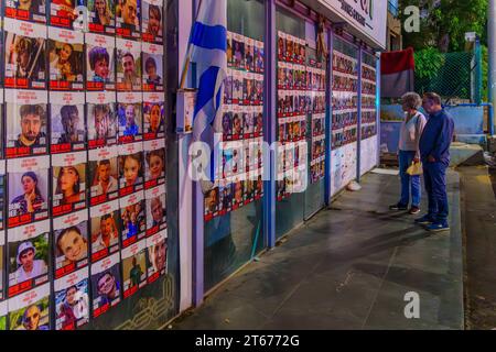 Haifa, Israel - 7. November 2023: Die Mauer der Geiseln wurde nach Gaza entführt, mit Fotos und Reaktionen der Menschen. Haifa, Israel Stockfoto