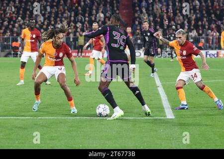 MÜNCHEN, Deutschland. , . 93 Boey Sacha gegen 39 Mathys TEL während der UEFA Champions League Goup Ein Spiel zwischen dem FC BAYERN München und GALATASARAY A.S. in der Allianz Arena, dem Stadion München am 08. November. In München (Foto von Arthur THILL/ATP Images) (THILL Arthur/ATP/SPP) Credit: SPP Sport Press Photo. /Alamy Live News Stockfoto