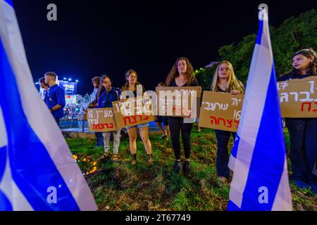 Haifa, Israel - 7. November 2023: Jugend zum Gedenken an die Opfer der Jugend, ermordet von Hamas-Terroristen am 07. Oktober. Haifa, Israel Stockfoto