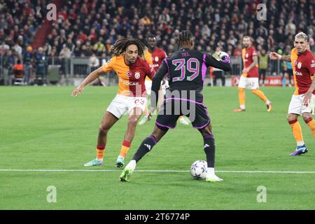 MÜNCHEN, Deutschland. , . 93 Boey Sacha gegen 39 Mathys TEL während der UEFA Champions League Goup Ein Spiel zwischen dem FC BAYERN München und GALATASARAY A.S. in der Allianz Arena, dem Stadion München am 08. November. In München (Foto von Arthur THILL/ATP Images) (THILL Arthur/ATP/SPP) Credit: SPP Sport Press Photo. /Alamy Live News Stockfoto