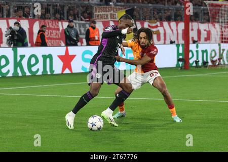 MÜNCHEN, Deutschland. , . 93 Boey Sacha gegen 39 Mathys TEL während der UEFA Champions League Goup Ein Spiel zwischen dem FC BAYERN München und GALATASARAY A.S. in der Allianz Arena, dem Stadion München am 08. November. In München (Foto von Arthur THILL/ATP Images) (THILL Arthur/ATP/SPP) Credit: SPP Sport Press Photo. /Alamy Live News Stockfoto