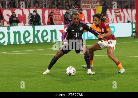 MÜNCHEN, Deutschland. , . 93 Boey Sacha gegen 39 Mathys TEL während der UEFA Champions League Goup Ein Spiel zwischen dem FC BAYERN München und GALATASARAY A.S. in der Allianz Arena, dem Stadion München am 08. November. In München (Foto von Arthur THILL/ATP Images) (THILL Arthur/ATP/SPP) Credit: SPP Sport Press Photo. /Alamy Live News Stockfoto