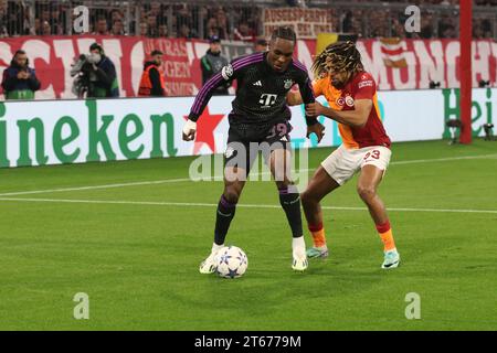 MÜNCHEN, Deutschland. , . 93 Boey Sacha gegen 39 Mathys TEL während der UEFA Champions League Goup Ein Spiel zwischen dem FC BAYERN München und GALATASARAY A.S. in der Allianz Arena, dem Stadion München am 08. November. In München (Foto von Arthur THILL/ATP Images) (THILL Arthur/ATP/SPP) Credit: SPP Sport Press Photo. /Alamy Live News Stockfoto