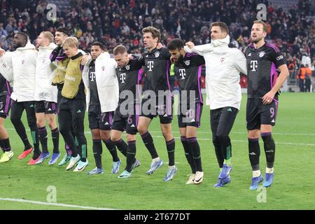 MÜNCHEN, Deutschland. , . Feier nach dem Spiel - 1 Manuel NEUER, 2 Dayot UPAMECANO, 3 Minjae KIM, 6 Joshua KIMMICH, 8 Leon GORETZKA, 9 Harry KANE, 10 Leroy SANÉ, Sane, 11 Kingsley COMAN, 19 Alphonso DAVIES, 40 Noussair MAZRAOUI, 42 Jamal MUSIALA, während der UEFA Champions League Goup Ein Spiel zwischen dem FC BAYERN München und GALATASARAY A.S. in der Allianz Arena, dem Stadion München am 08. November. In München (Foto von Arthur THILL/ATP Images) (THILL Arthur/ATP/SPP) Credit: SPP Sport Press Photo. /Alamy Live News Stockfoto