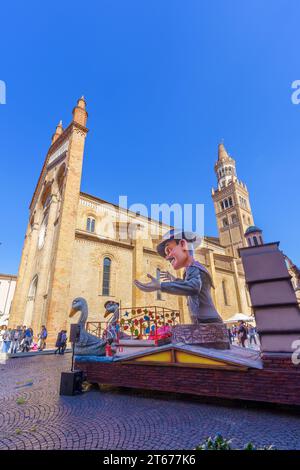 Crema, Italien - 27. Februar 2022: Karnevalsmarkt-Szene auf dem Platz der Kathedrale (Duomo), mit Parade-Figur, Einheimischen und Besuchern, in Crema, Lombardei, Stockfoto