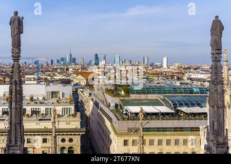 Mailand, Italien - 02. März 2022: Blick von den Terrassen des Doms auf die Stadt, mit Statuen, verschiedenen Gebäuden, Einheimischen und Besuchern, in Mailand, L Stockfoto