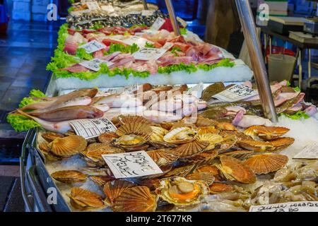 Venedig, Italien - 02. März 2022: Szene des Rialto-Marktes, mit Meeresfrüchten zum Verkauf, in Venedig, Venetien, Norditalien Stockfoto