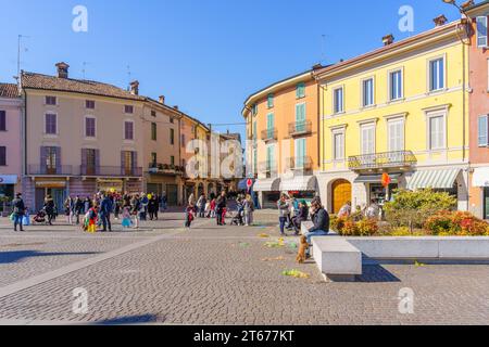 Crema, Italien - 27. Februar 2022: Szene der Piazza Garibaldi mit Einheimischen und Besuchern in Crema, Lombardei, Norditalien Stockfoto