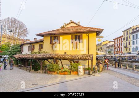 Mailand, Italien - 02. März 2022: Blick auf den Kanal Naviglio Grande, mit Einheimischen und Besuchern, in Navigli, Mailand, Lombardei, Norditalien Stockfoto