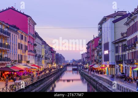 Mailand, Italien - 02. März 2022: Abendansicht des Naviglio Grande Kanals, mit Einheimischen und Besuchern, in Navigli, Mailand, Lombardei, Norditalien Stockfoto