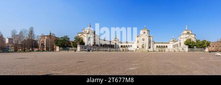 Mailand, Italien - 03. März 2022: Panoramablick auf den Eingang zum Monumentalfriedhof mit Besuchern in Mailand, Lombardei, Norditalien Stockfoto