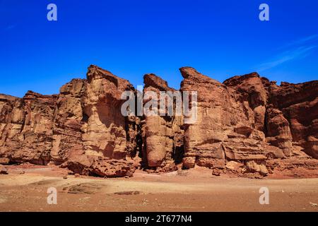 Panoramablick auf die roten Sandsteinklippen im Timna-Tal, benannt nach den Säulen von König Salomo im ersten jüdischen Tempel in Jerusalem, Israel Stockfoto