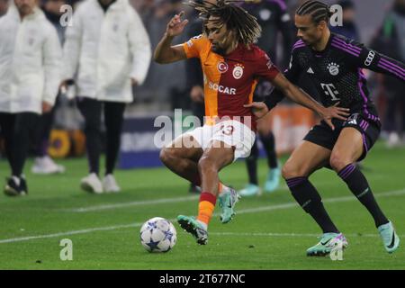 MÜNCHEN, Deutschland. , . #93 Boey Sacha gegen Leroy SANE während der UEFA Champions League Goup Ein Spiel zwischen dem FC BAYERN München und GALATASARAY A.S. in der Allianz Arena, dem Stadion München am 08. November. In München (Foto von Arthur THILL/ATP Images) (THILL Arthur/ATP/SPP) Credit: SPP Sport Press Photo. /Alamy Live News Stockfoto