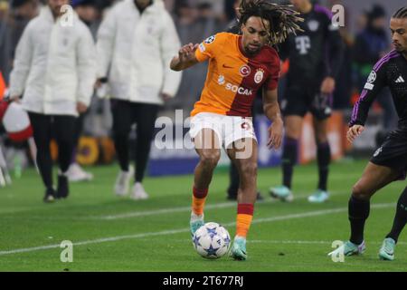 MÜNCHEN, Deutschland. , . #93 Boey Sacha gegen Leroy SANE während der UEFA Champions League Goup Ein Spiel zwischen dem FC BAYERN München und GALATASARAY A.S. in der Allianz Arena, dem Stadion München am 08. November. In München (Foto von Arthur THILL/ATP Images) (THILL Arthur/ATP/SPP) Credit: SPP Sport Press Photo. /Alamy Live News Stockfoto