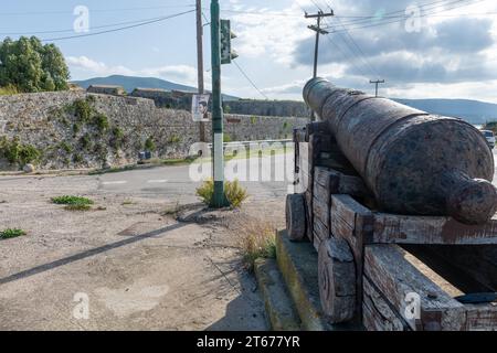 Insel Lefkada. Griechenland. 10.20.2023. Die alte gusseiserne Kanone auf beiden Seiten der Straße, die in die schwimmende Inselbrücke eindringt. Stockfoto
