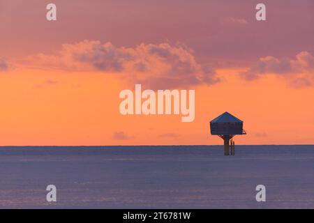 Neststruktur für Schwarzbein-Kittiwake-Offshore-Windpark RSPB Minsmere als Teil einer Ausgleichsregelung, die mit dem Offshore-Windpark Hornsea Three verbunden ist Stockfoto