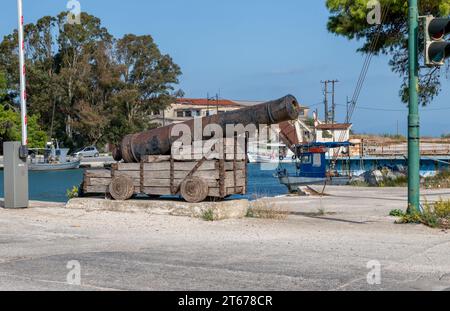 Insel Lefkada. Griechenland. 10.20.2023. Die alte gusseiserne Kanone auf beiden Seiten der Straße, die in die schwimmende Inselbrücke eindringt. Stockfoto