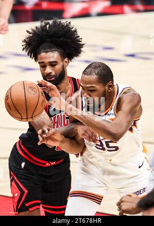 Chicago, USA. November 2023. Der Chicago Bulls Guard Coby White (L) kämpft am 8. November 2023 gegen den US-amerikanischen US-amerikanischen US-Amerikaner Phoenix Suns gegen Kevin Durant, um einen losen Ball im NBA-Basketballspiel zwischen Phoenix Suns und Chicago Bulls. Quelle: Joel Lerner/Xinhua/Alamy Live News Stockfoto