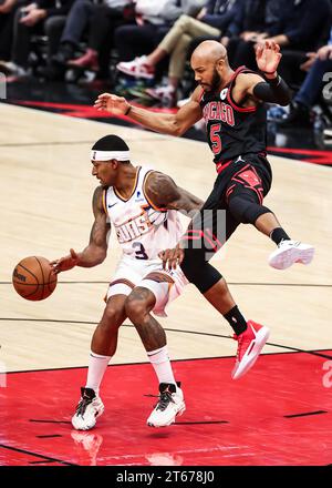 Chicago, USA. November 2023. Bradley Beal (L) stiehlt den Ball von Jevon Carter, dem Wachmann der Chicago Bulls, während des NBA-Basketballspiels zwischen Phoenix Suns und Chicago Bulls am 8. November 2023 in Chicago. Quelle: Joel Lerner/Xinhua/Alamy Live News Stockfoto