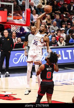 Chicago, USA. November 2023. Phoenix Suns stürmte Kevin Durant (L) dunks während des NBA-Basketballspiels zwischen Phoenix Suns und Chicago Bulls am 8. November 2023 in Chicago, USA. Quelle: Joel Lerner/Xinhua/Alamy Live News Stockfoto