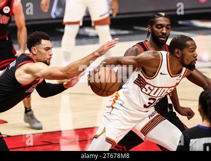 Chicago, USA. November 2023. Zach LaVine (L) stiehlt den Ball von Phoenix Suns Forward Kevin Durant während des NBA-Basketballspiels zwischen Phoenix Suns und Chicago Bulls am 8. November 2023 in Chicago. Quelle: Joel Lerner/Xinhua/Alamy Live News Stockfoto