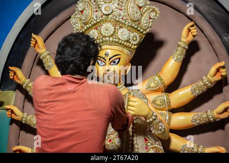 Birbhum, Westbengalen, Indien - 14. Oktober 2023: Ein Künstler malt die Augen des Idol Durga vor dem Puja-Festival Stockfoto