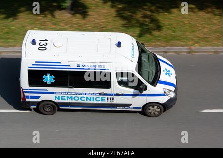 OSTRAVA, TSCHECHISCHE REPUBLIK - 23. AUGUST 2023: Renault Master Ambulanzwagen des Krankenhauses Mestska Nemocnice Ostrava mit Bewegungsunschärfe Stockfoto