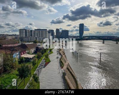 Belgrad, Serbien. November 2023. Blick auf die neuen Gebäude der 'Belgrader Waterfront', einem neu erbauten Viertel direkt an der Save in der serbischen Hauptstadt. Quelle: Jan Woitas/dpa/Alamy Live News Stockfoto