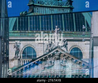 München, Deutschland. November 2023. Der Münchner Justizpalast spiegelt sich teilweise in einer modernen Glasfront wider. Quelle: Stefan Puchner/dpa/Alamy Live News Stockfoto