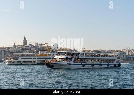 Zwei Fähren wärmen sich in der Bosporus-Straße zwischen zwei Kontinenten auf Stockfoto