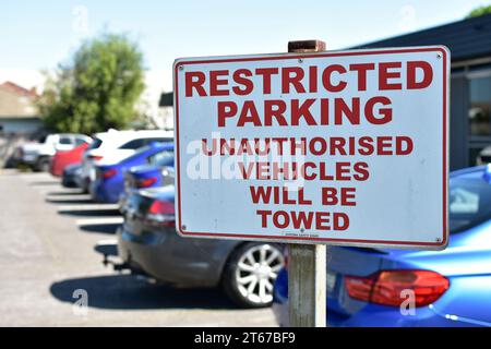 Eingeschränktes Parkschild auf einem Parkplatz für Geschäftsfahrzeuge. Stockfoto