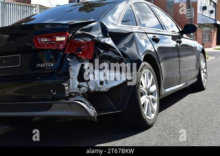 Ein Fahrzeug, das aufgrund eines Heckaufpralls Schäden an der automatischen Verkleidung aufweist. Stockfoto